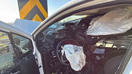 Bariyer deldi geçti, feci kaza