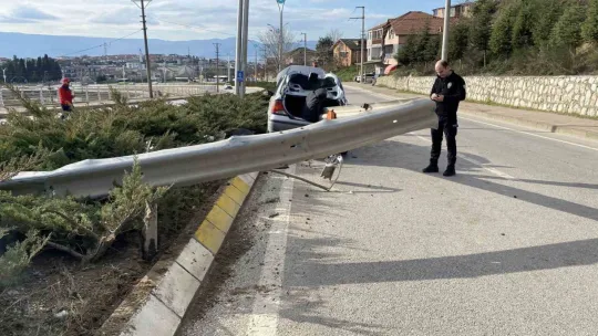 Bariyer otomobilin içinden geçti