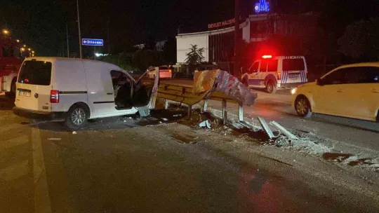 Bariyere çarpan araçta 2 kişi sıkıştı
