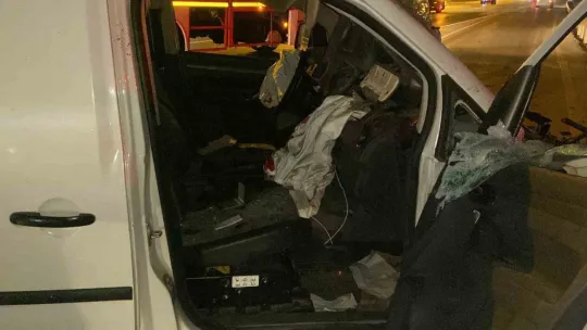 Bariyere çarpan araçta 2 kişi sıkıştı