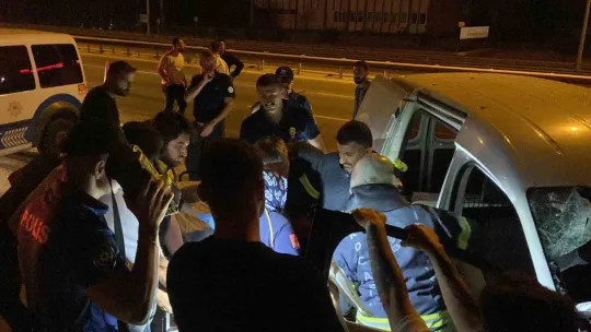 Bariyere çarpan araçta 2 kişi sıkıştı