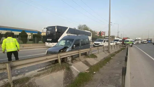 Bariyere çarpan hafif ticari aracın sürücüsü yaralandı