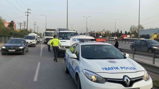 Bariyere çarpan hafif ticari aracın sürücüsü yaralandı