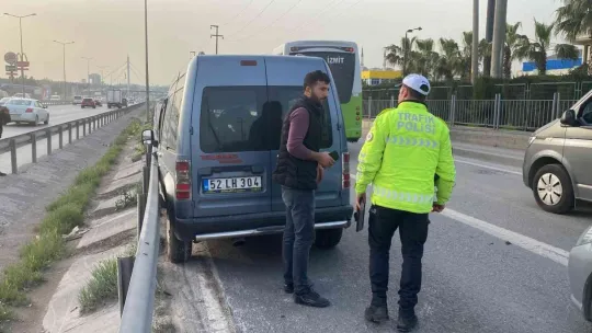 Bariyere çarpan hafif ticari aracın sürücüsü yaralandı