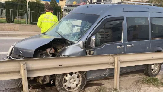 Bariyere çarpan hafif ticari aracın sürücüsü yaralandı