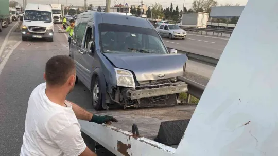 Bariyere çarpan hafif ticari aracın sürücüsü yaralandı