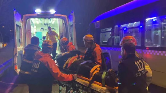 Bariyere çarpan iş makinesi refüje devrildi: 2 yaralı