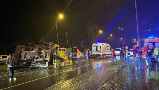Bariyere çarpan iş makinesi refüje devrildi: 2 yaralı
