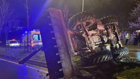 Bariyere çarpan iş makinesi refüje devrildi: 2 yaralı