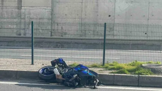 Bariyere çarpan motosikletin sürücüsü 3 günlük yaşam mücadelesini kaybetti