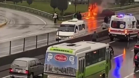 Bariyere çarpan otomobil alev topuna döndü