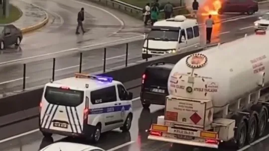 Bariyere çarpan otomobil alev topuna döndü