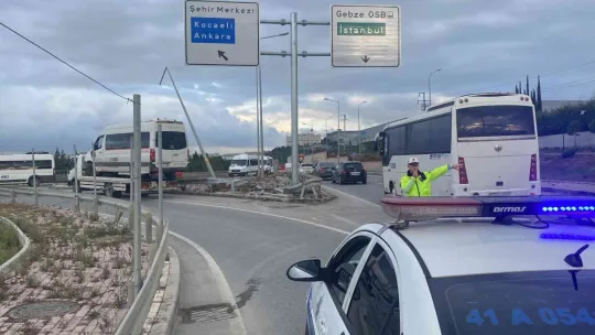 Servis aracı bariyere çarptı
