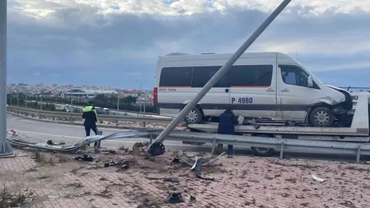 Servis aracı bariyere çarptı