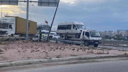 Servis aracı bariyere çarptı