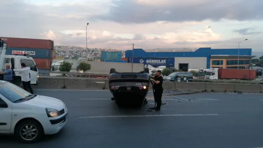 Bariyere çarpıp takla atan otomobil karşı şeride geçti