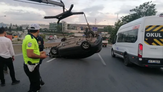 Bariyere çarpıp takla atan otomobil karşı şeride geçti