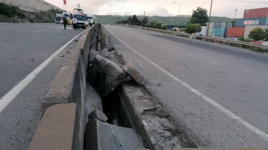 Bariyere çarpıp takla atan otomobil karşı şeride geçti