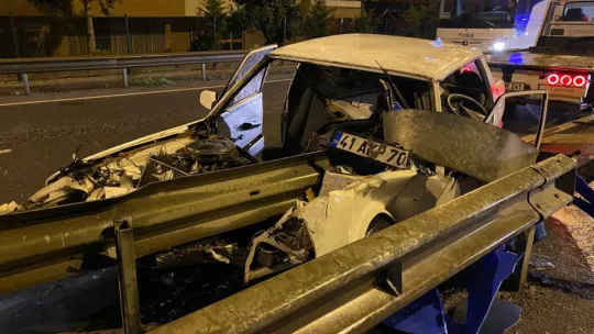 Bariyere ok gibi saplanan otomobil paramparça oldu