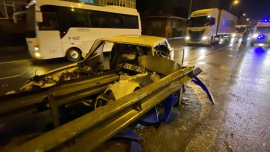 Bariyere ok gibi saplanan otomobil paramparça oldu