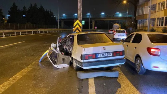 Bariyere ok gibi saplanan otomobil paramparça oldu