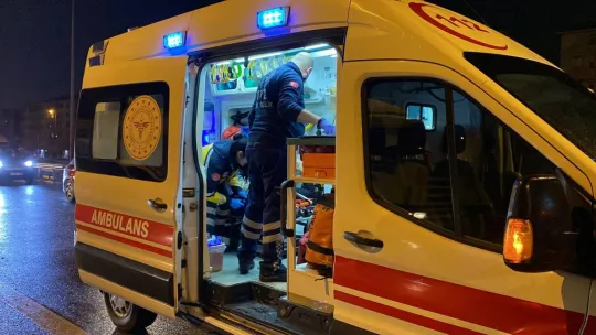 Bariyere ok gibi saplanan otomobil paramparça oldu