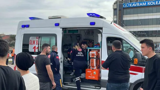 Bariyeri aşan otomobil D-100'den caddeye uçtu : 2 yaralı