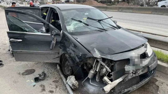 Bariyeri aşan otomobil D-100'den caddeye uçtu : 2 yaralı