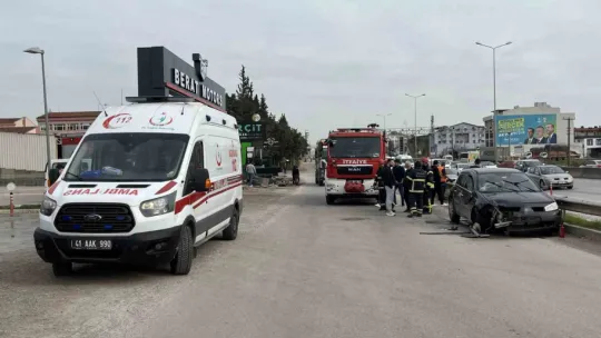 Bariyeri aşan otomobil D-100'den caddeye uçtu : 2 yaralı