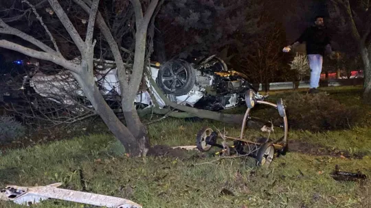Bariyeri aşan otomobil takla attı