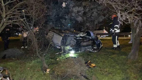 Bariyeri aşan otomobil takla attı