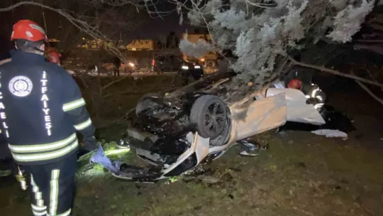 Bariyeri aşan otomobil takla attı
