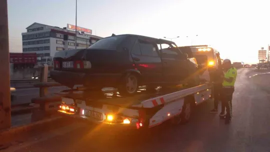Otomobil yön levhası direğine çarparak durabildi: 3 yaralı