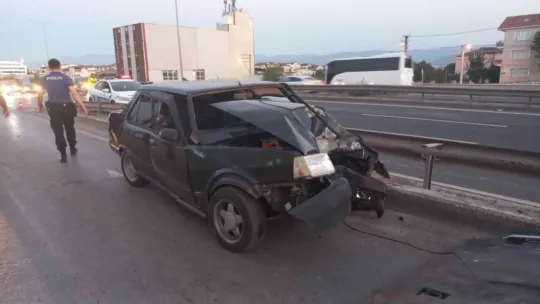 Otomobil yön levhası direğine çarparak durabildi: 3 yaralı
