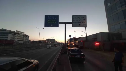 Otomobil yön levhası direğine çarparak durabildi: 3 yaralı