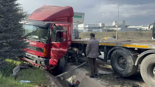 Bariyeri biçen tır makaslayarak su kanalına girdi: 1 yaralı