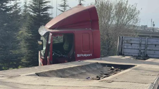 Bariyeri biçen tır makaslayarak su kanalına girdi: 1 yaralı