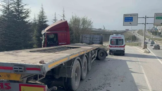 Bariyeri biçen tır makaslayarak su kanalına girdi: 1 yaralı