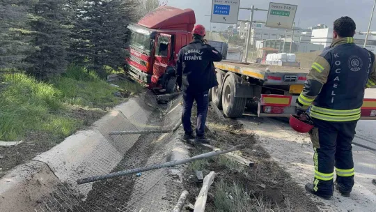 Bariyeri biçen tır makaslayarak su kanalına girdi: 1 yaralı