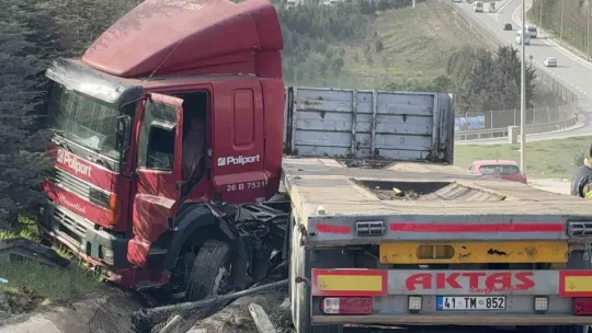 Bariyeri biçen tır makaslayarak su kanalına girdi: 1 yaralı