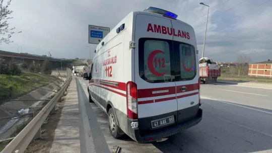Bariyeri biçen tır makaslayarak su kanalına girdi: 1 yaralı