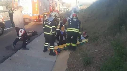 Bariyerin içinden geçen otomobil alev aldı: Ölümden döndüler