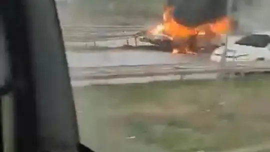 Bariyerlere çarpan araç alev alev yandı