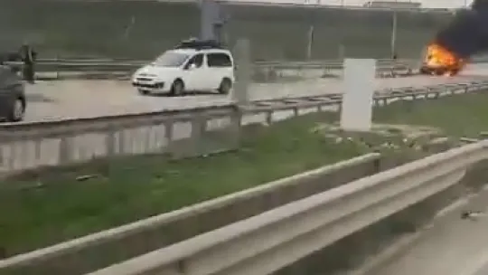 Bariyerlere çarpan araç alev alev yandı