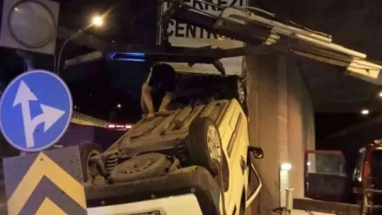 Bariyerlere çarpan araç takla attı: 4 yaralı