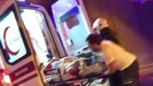 Bariyerlere çarpan araç takla attı: 4 yaralı