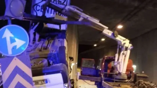 Bariyerlere çarpan araç takla attı: 4 yaralı