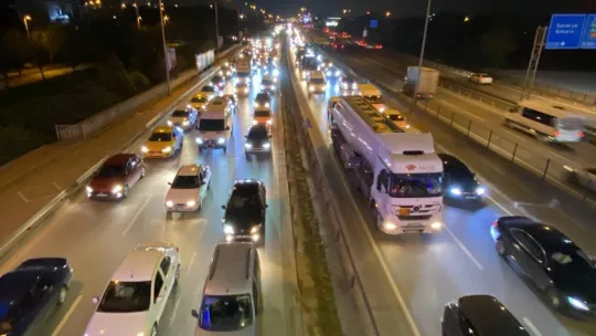 Bariyerlere çarpan hafif ticari araç devrildi
