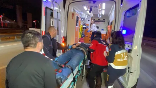 Bariyerlere çarpan hafif ticari araç devrildi