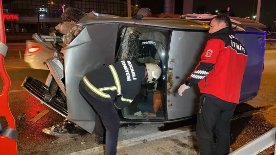 Bariyerlere çarpan hafif ticari araç devrildi